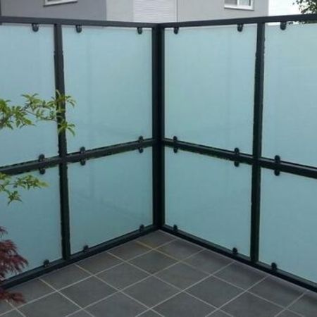 Sichtschutz aus Metall und Glas